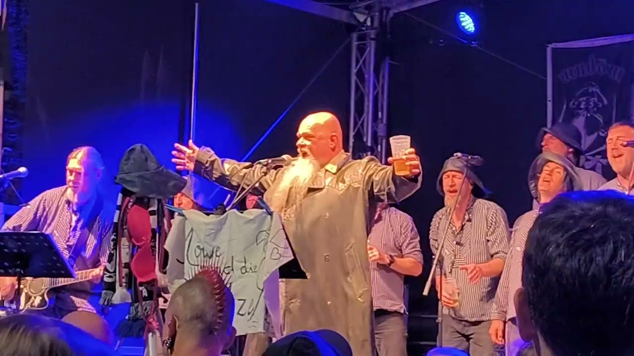 Möwe & die Ölmützen - Paint it black Cover @ Hansesail