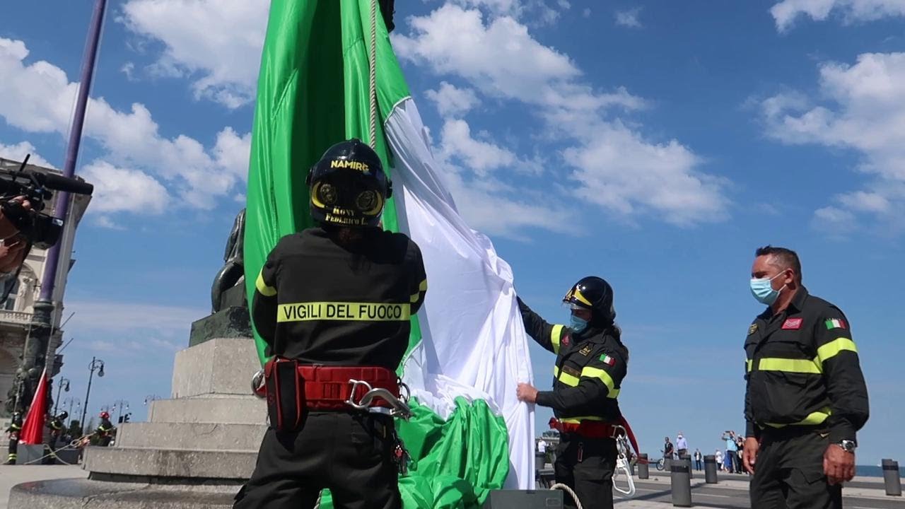 Il solenne alzabandiera per il 2 Giugno in piazza Unità a Trieste