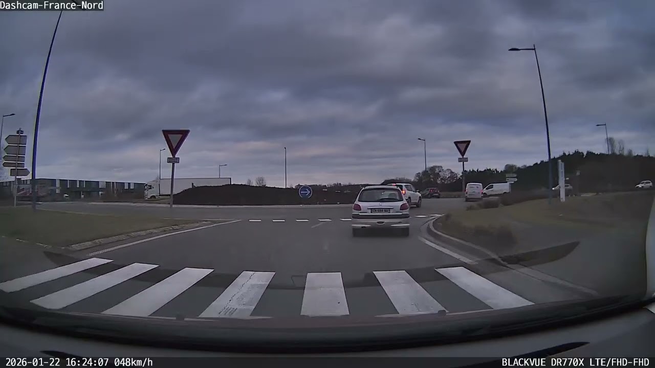 Dashcam France Nord 61 ● Une Toyota Rav4 force sur la route 
