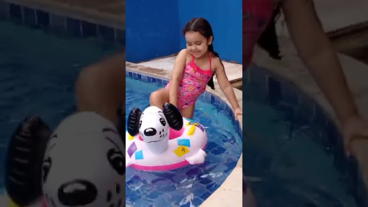 minhas filhas na piscina 😍