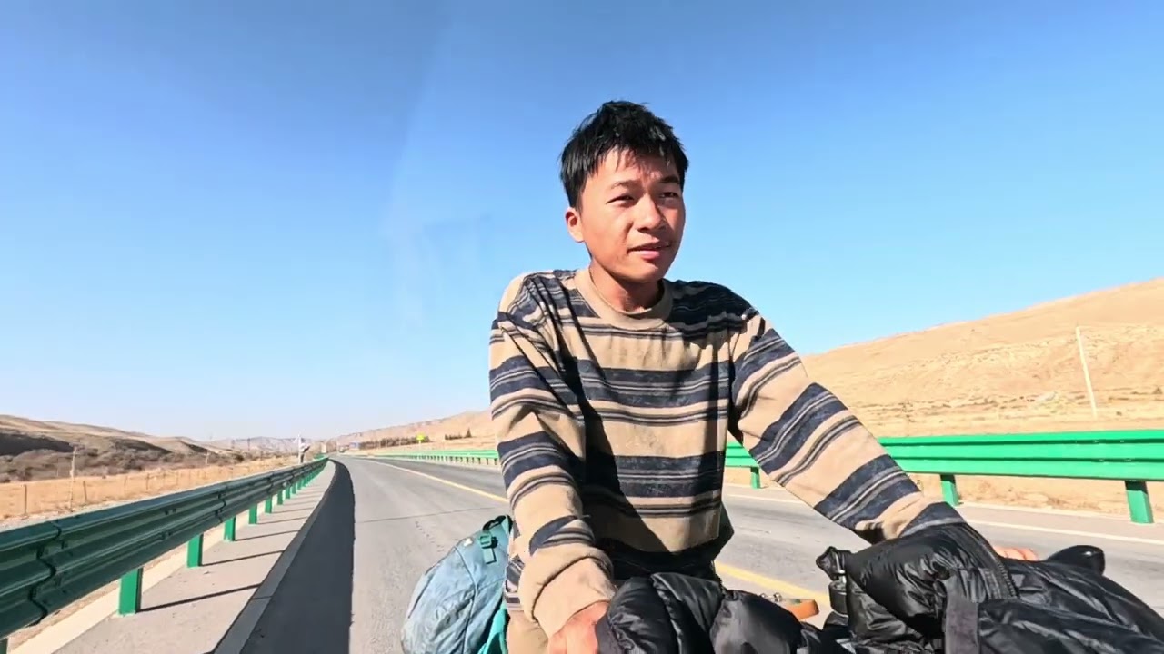 少年穷游大西北 单车踏入祁连高原 ￼河面上结满了冰块