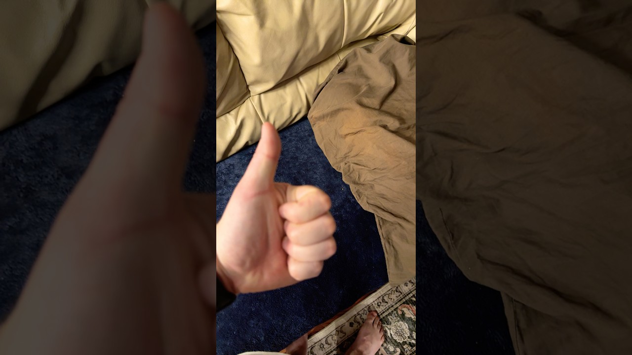 Совет для более комфортного сна на кожаном диване! 🛋️ 🥰🤯