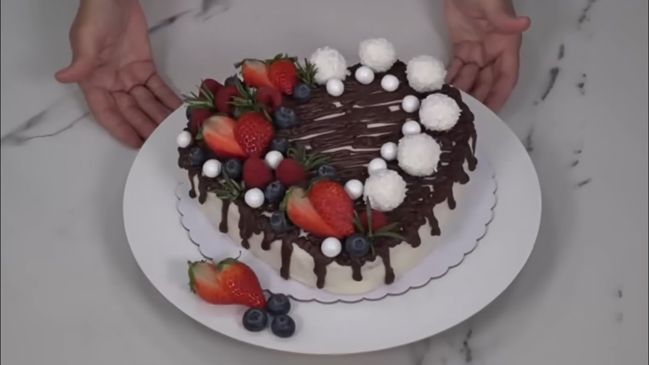 Tarta especial San Valentín 2023. Con un bizcocho jugoso y un relleno que te va a enamorar.