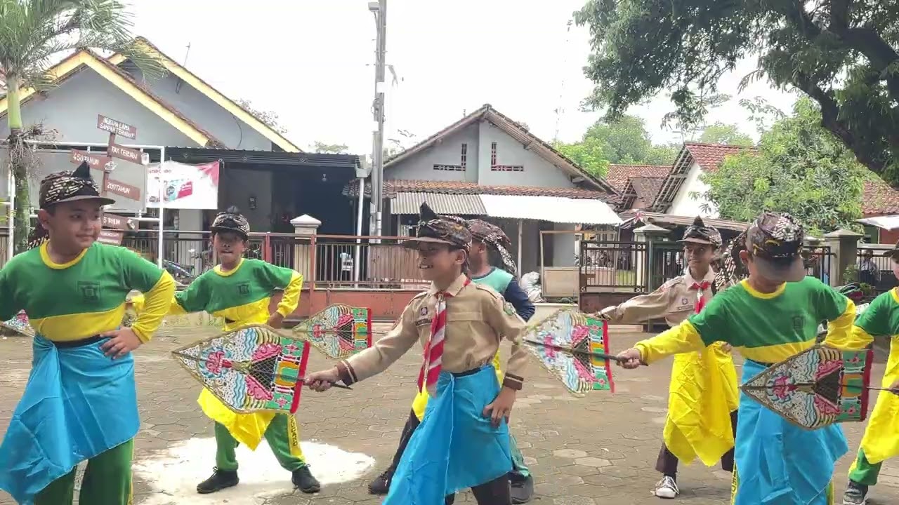Tari Petik Kopi oleh Siaga Putra MI Walisongo Kebonrowopucang