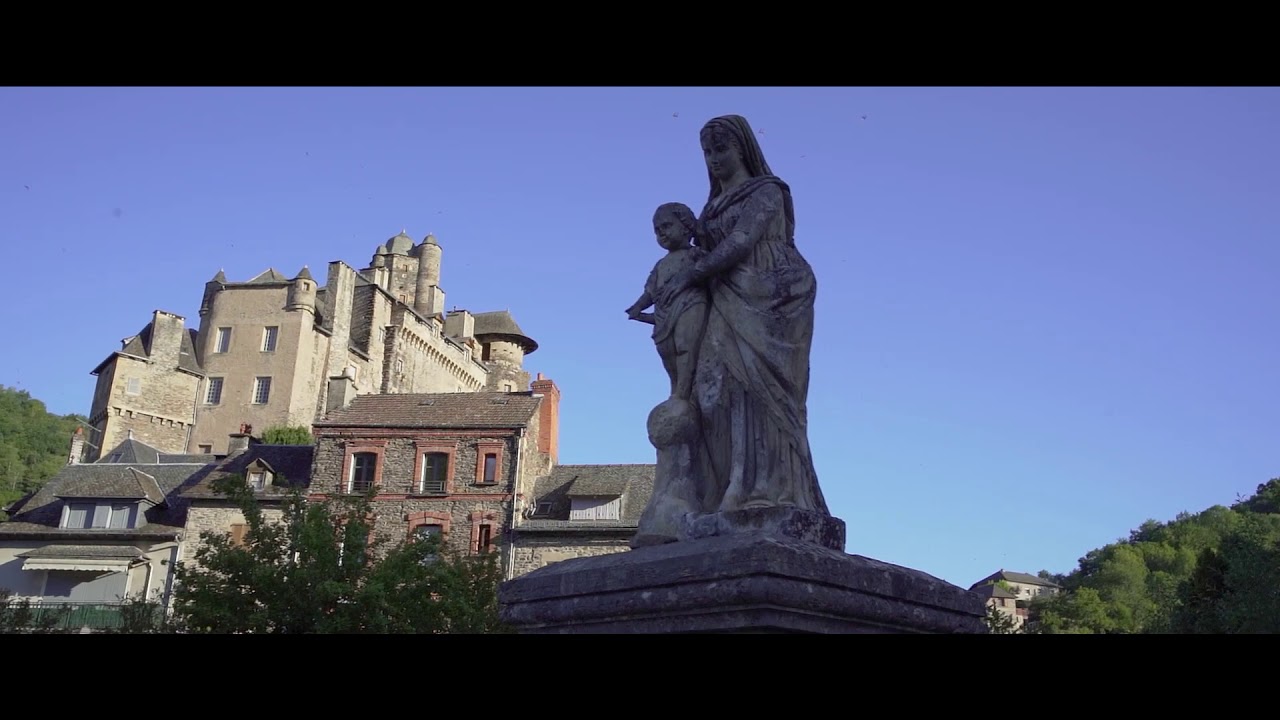 Village d'Estaing en Aveyron vue par drone