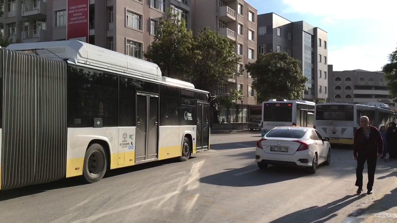 Konya'da Belediye Otobüsleri Geçişi