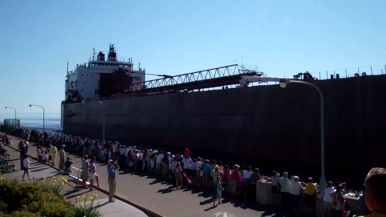 M/V Paul Tregurtha arriving Duluth with Captain's Salute (horn blast)