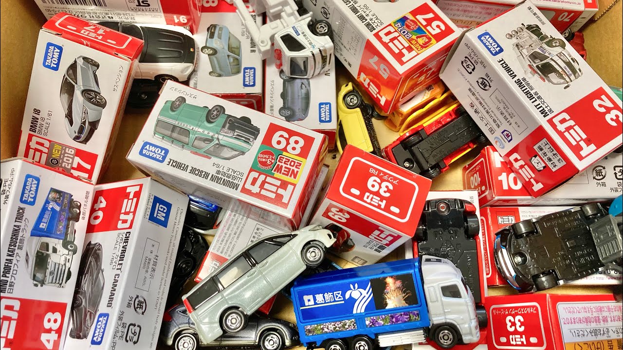 トミカのくるまたちを箱にしまっていくよ！I'll put the Tomica cars in a box!