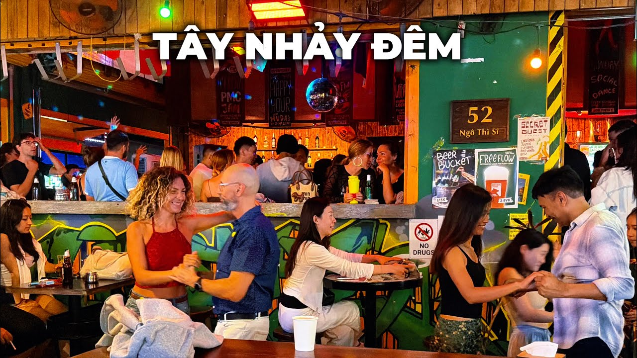 Ven phố Tây Đà Nẵng về đêm, không khí rất sôi động