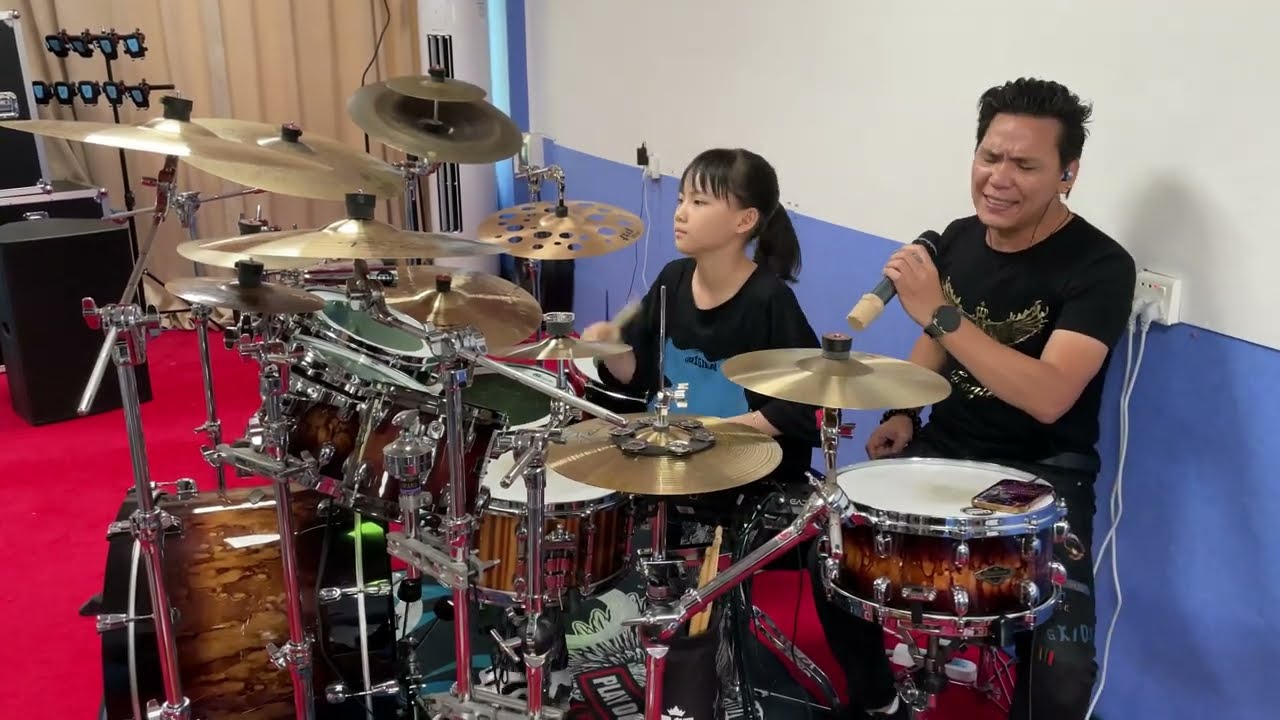 妞妞打经典的闽南语歌曲，节奏和旋律太好听了!#架子鼓 #妞妞架子鼓