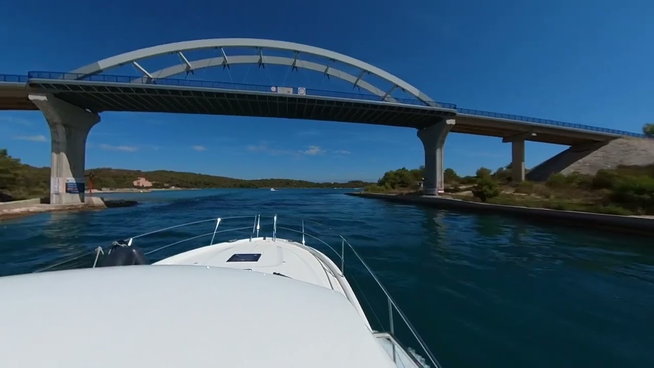 Kroatien Passage Prolaz-Zdrelac  zwischen Ugljan und Pasman unter der Brücke durch mit Motorboot