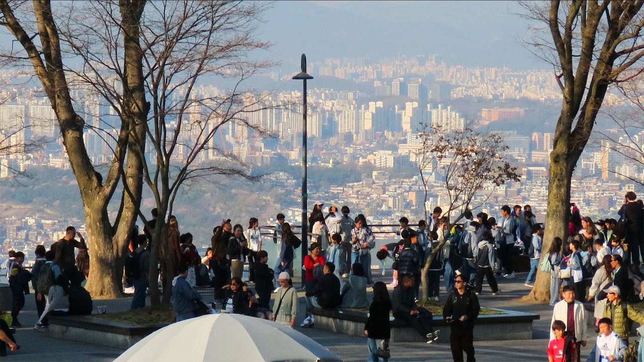 Walking in Seoul: Namsan Tower is overcrowded with Tourists!