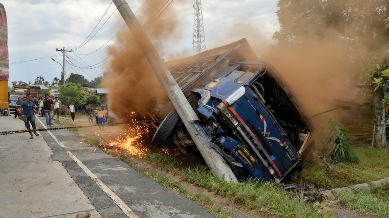 Jelas Kejadian Depan Mata‼️Truck Rem Blong Tabrak Tiang Listrik