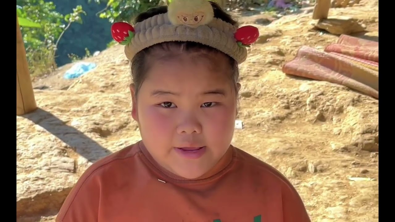 Em Xuân không chịu ngồi chiếu các cô chú anh chị ạ 
