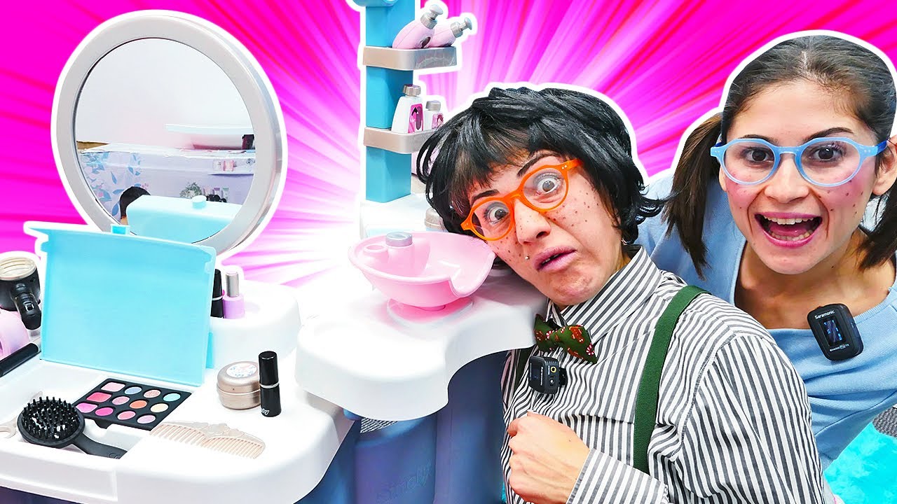 Komik video! Okutay ve Cicisu - Cicisu i&ccedil;in Kuaf&ouml;r seti geliyor! Kız oyunları. Kutu a&ccedil;ma videoları
