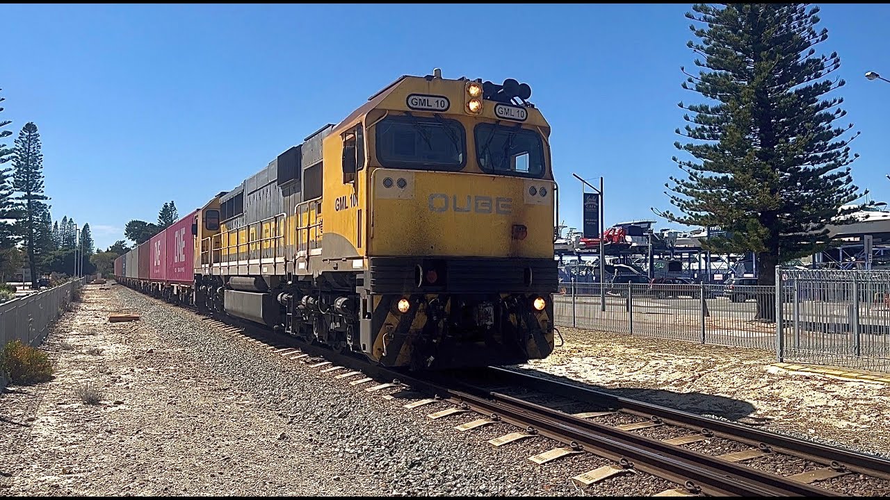 Intermodal link containers, inbound to North Quay with GML10, on 7142 loaded containers.