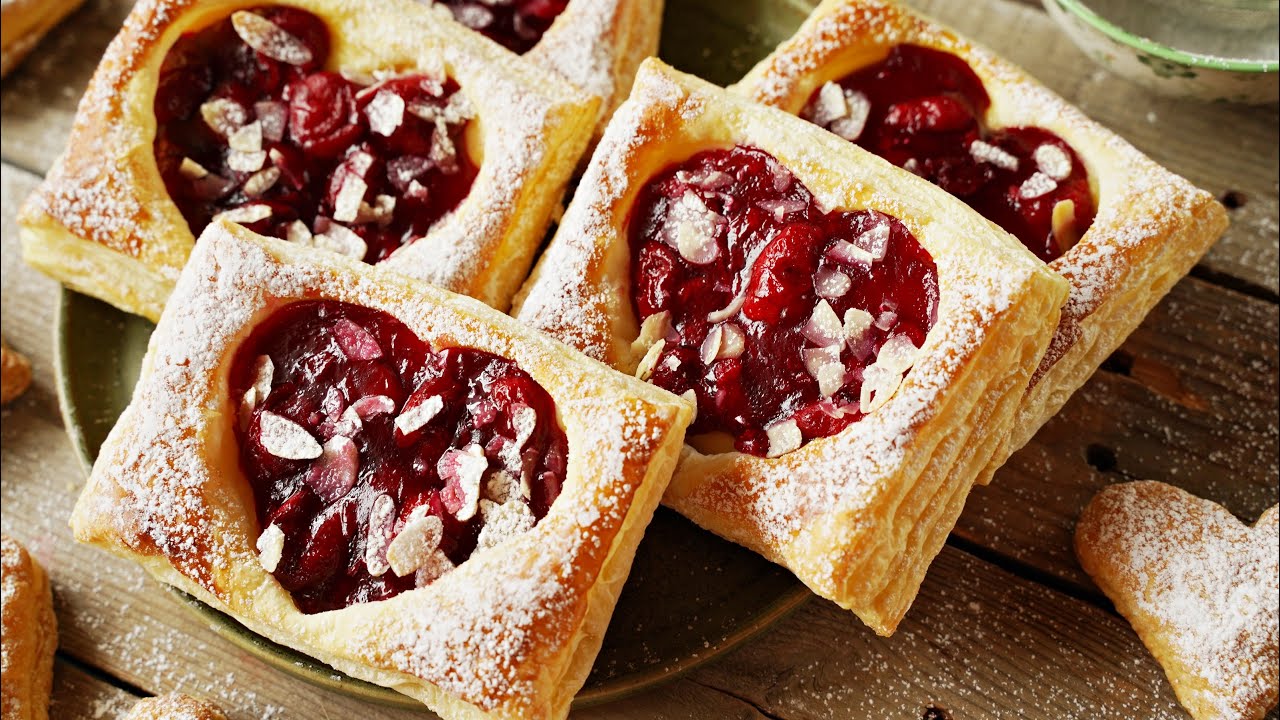 Ciastka z ciasta francuskiego z serem i wiśniami – PRZEPIS – Mała Cukierenka