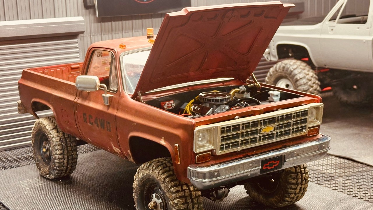 RC4WD K10 Scottsdale — новые петли капота с пружинами, выхлопная система CChand, чехлы Holly Vale