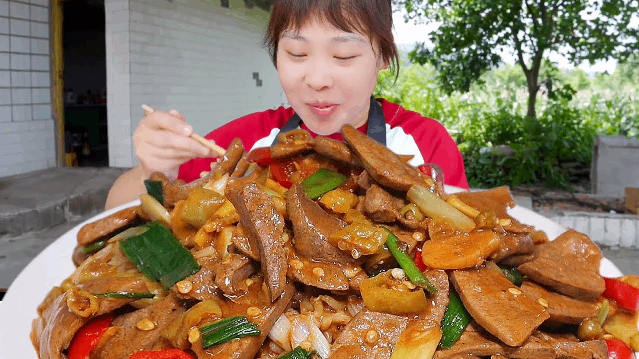 秋妹大火爆炒泡椒豬肝，豬肝滑嫩不腥，連乾三碗飯好吃慘了！【颜美食】