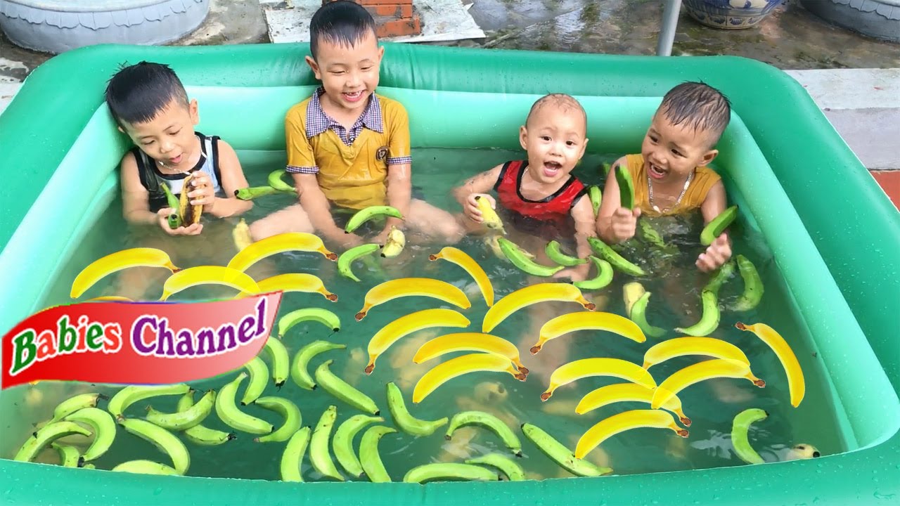 B&eacute; Tắm Trong Bể Bơi Phao Khổng Lồ Đầy Chuối | Babies Channel