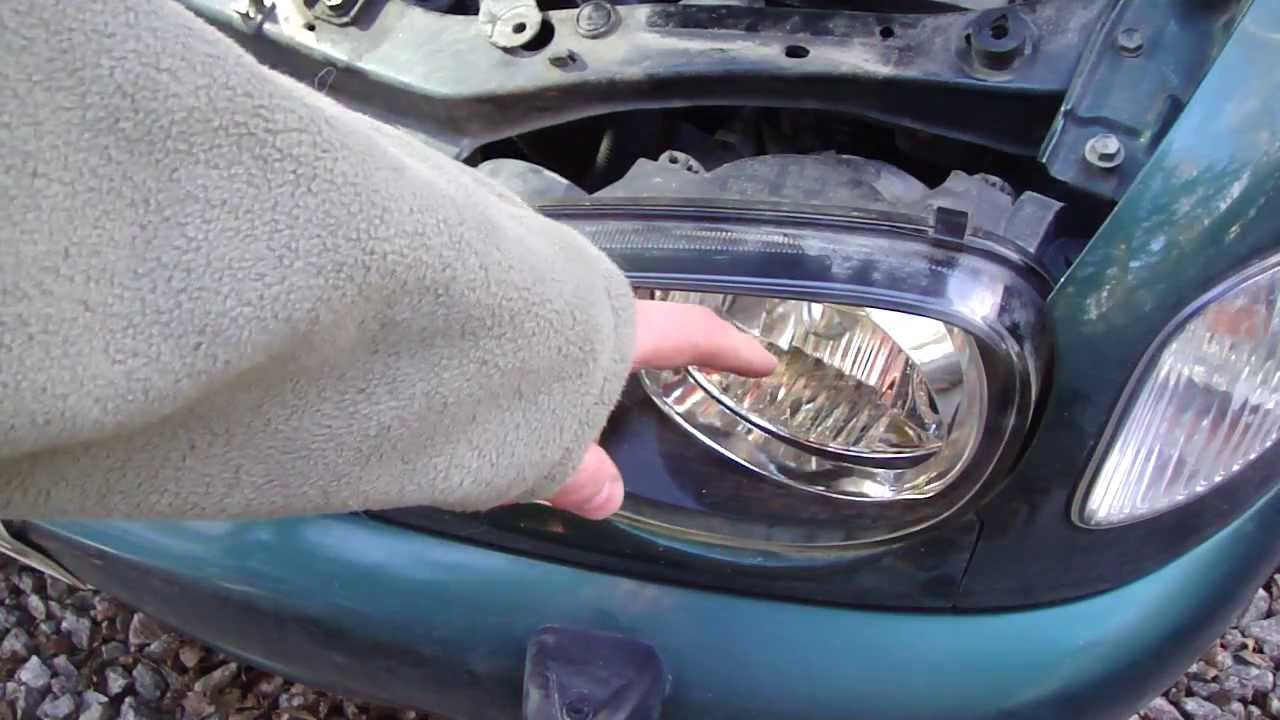 How to replace headlight and bulbs Toyota Corolla. Year models 1996 to 2002    (22)