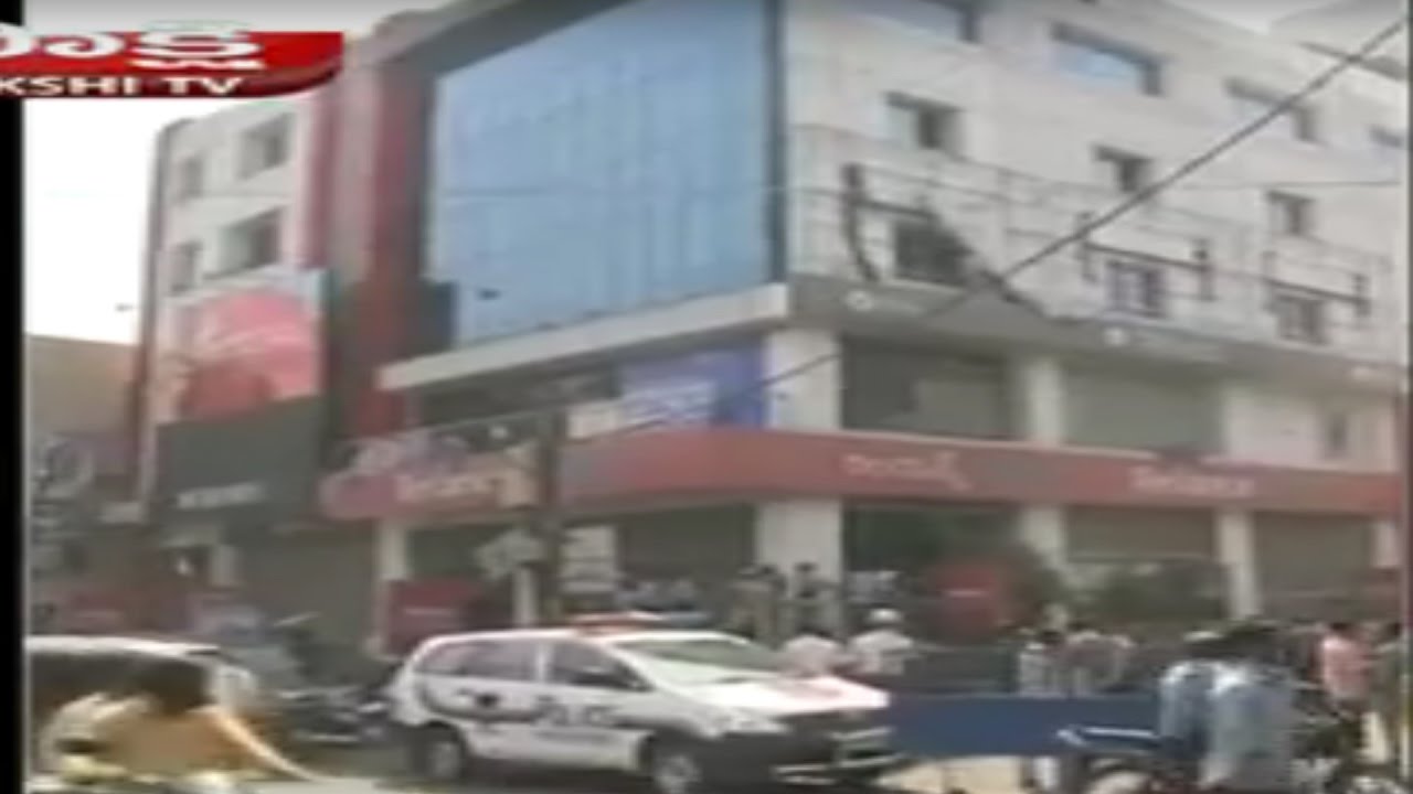 Fire Accident in Reliance Digital showroom At Kachiguda|| Sakshi TV