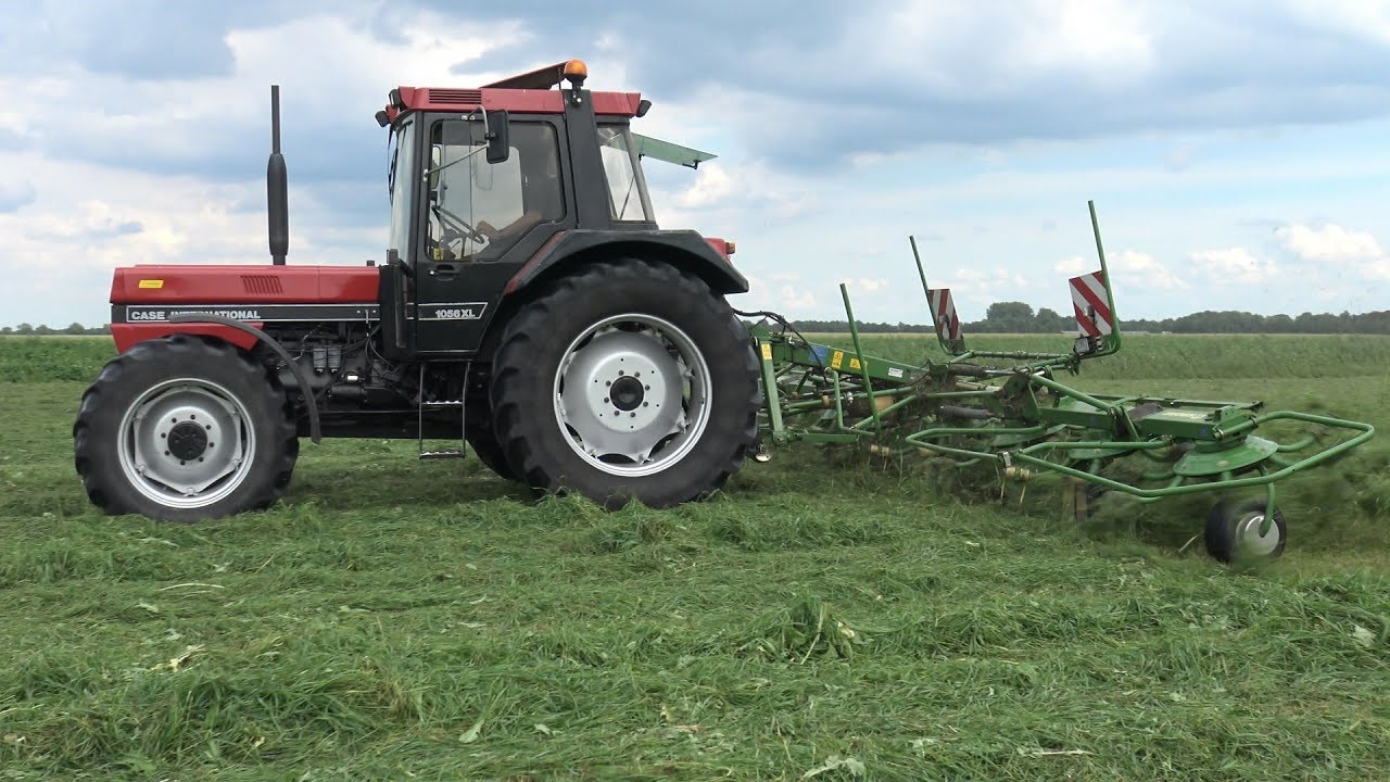 Gras schudden met Case International 1056 XL en Krone KW schudder (2017)
