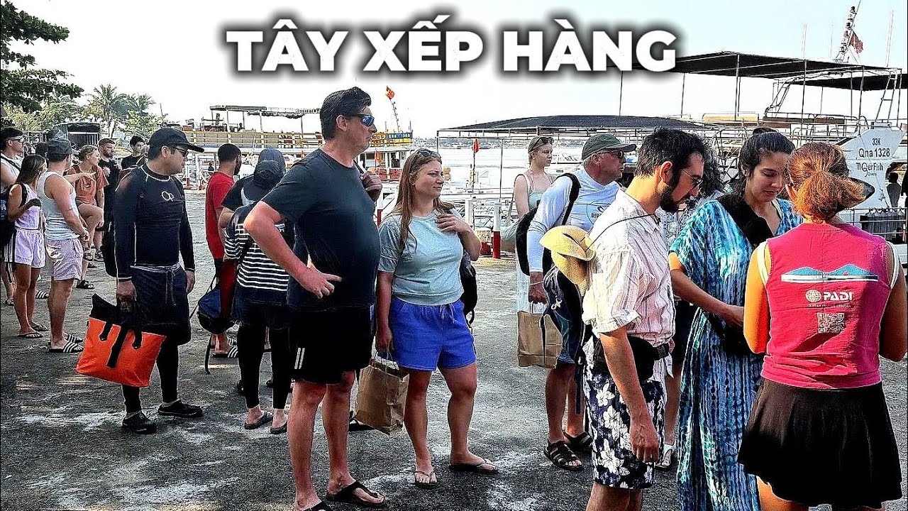 Bến Cửa Đại sáng nay, khách Tây xếp hàng ra đảo