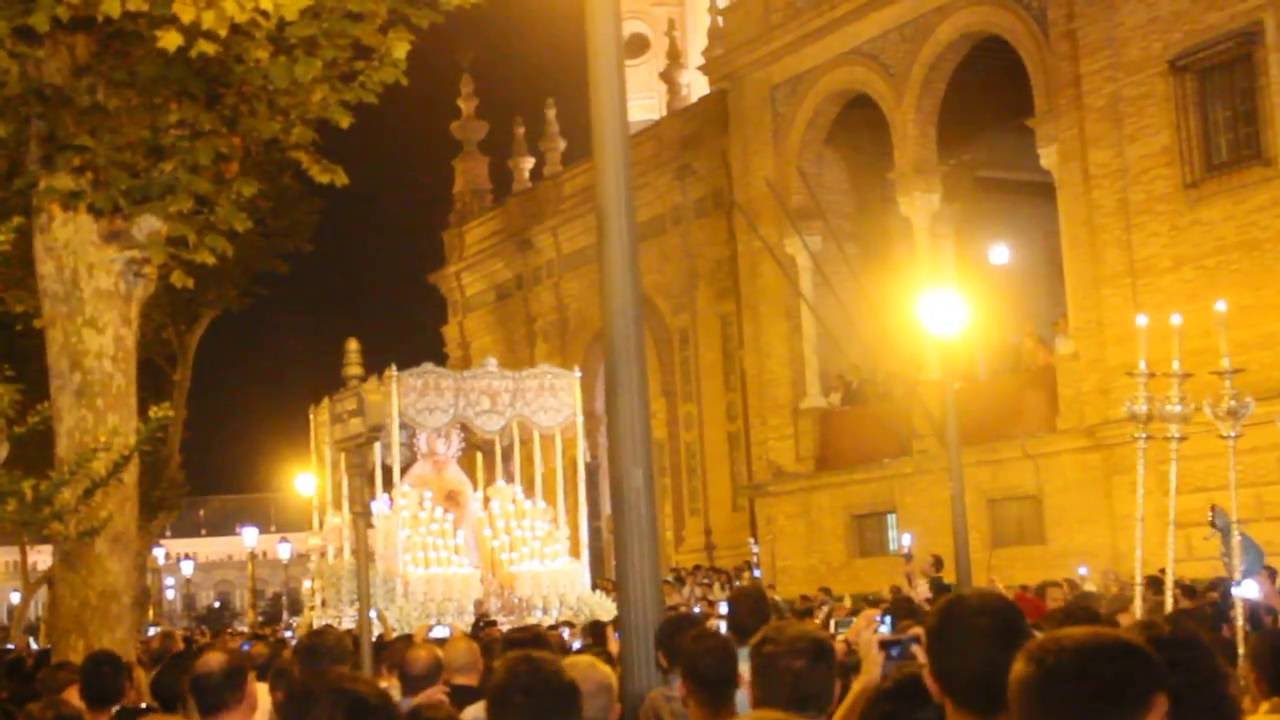 Lloran los Clarines para la Virgen de la Paz en la Plaza España, Coronación Canónica Sevilla