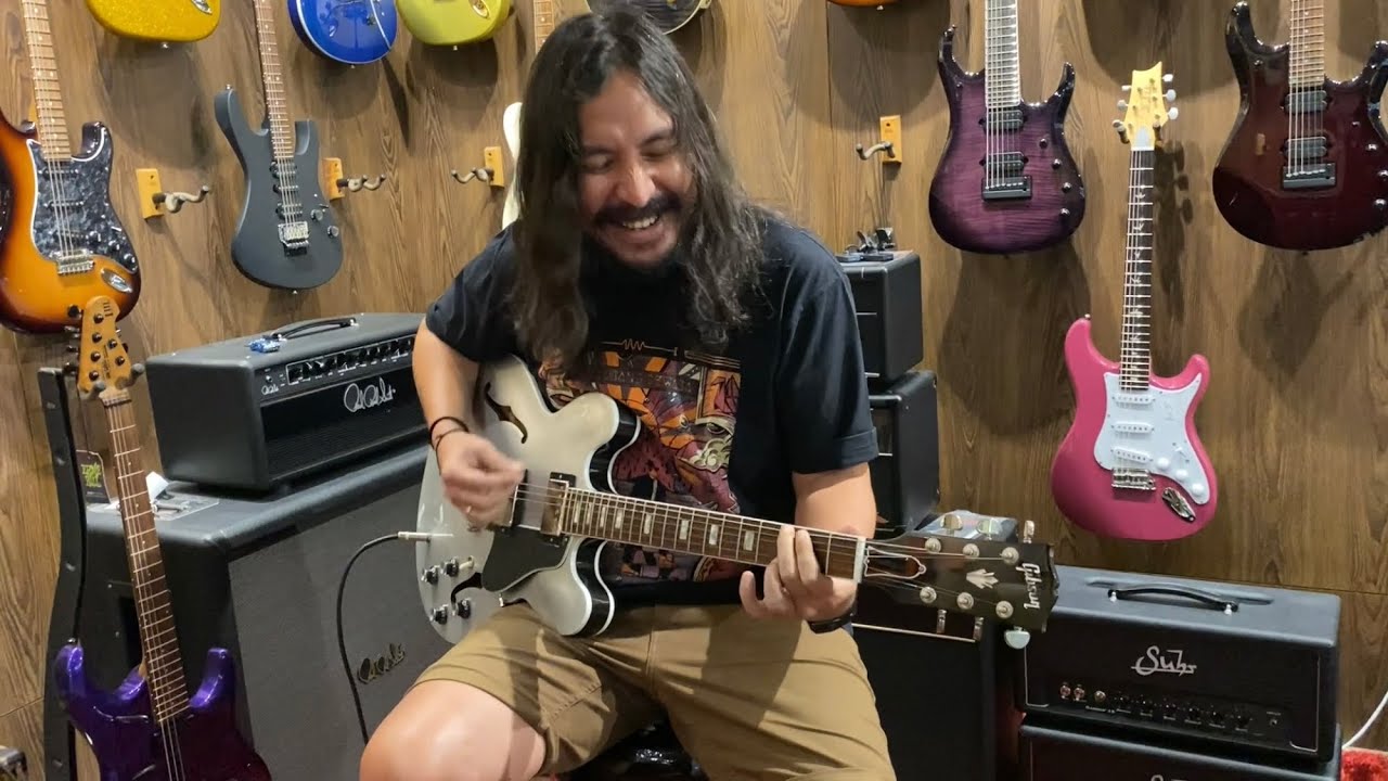 NEMENIN ELLO BELANJA GITAR DI HIEND