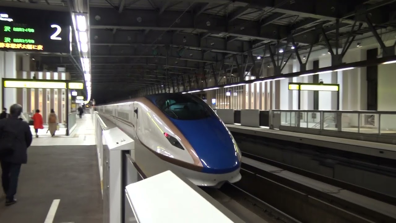 平日夜の新高岡駅を出発していく北陸新幹線下りE7系はくたか