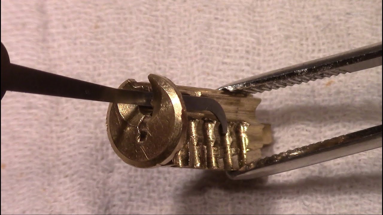 (picking 110) Abus 45/40 padlock with evil keyway gutted and picked