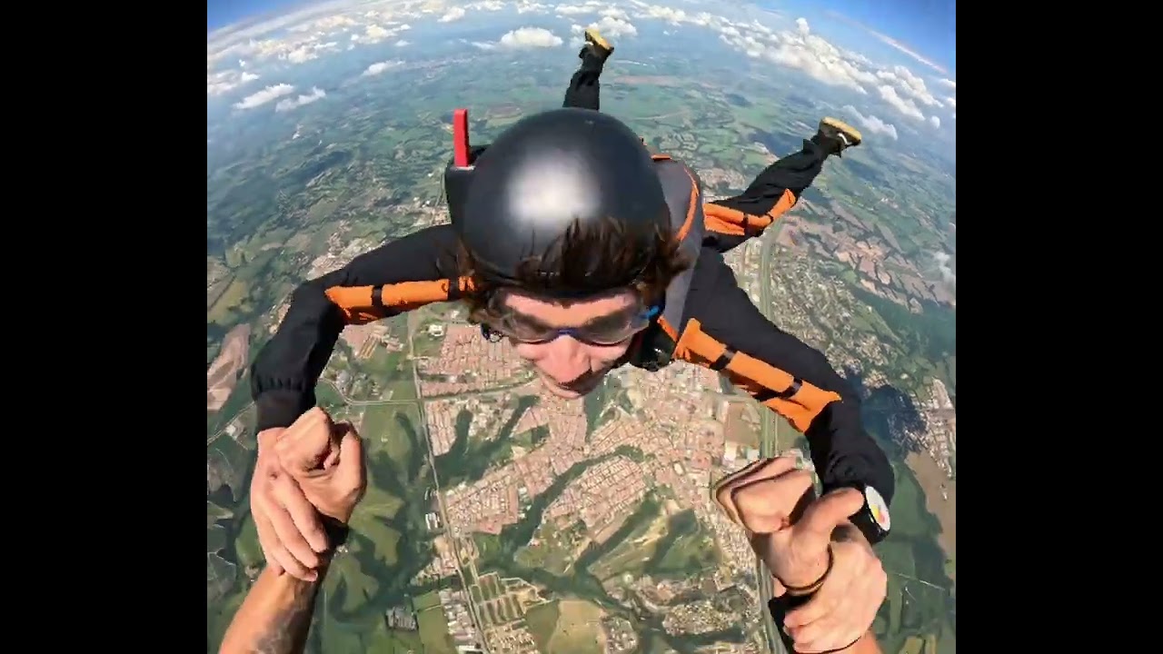 Depois do Curso AFF de Paraquedismo, o aluno pode fazer alguns saltos BBF, para melhorar seu voo.