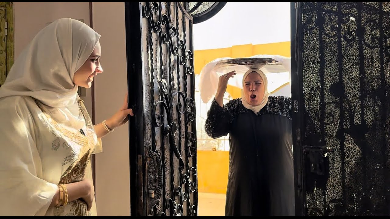 ام جايبا لبنتها عشا فى الصباحيه والعريس مش عاجبه الاكل شوف عمل اى