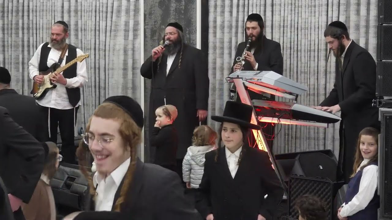 ביצועים מטורפים של הקלידן נחמן שטרן בליווי אברימי שטרן שנתן פייט אמיתי במחרוזת סוערת לריקודים שניים