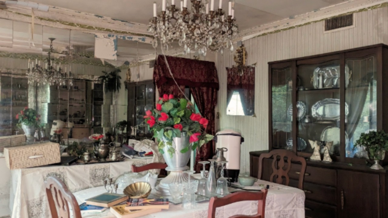 Lawyer's ABANDONED Luxury House With EVERYTHING Left Behind | Cars Inside!