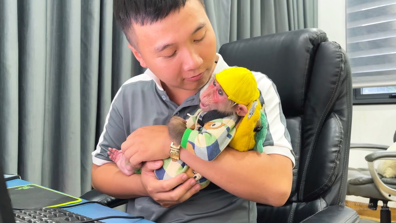 Too Cute! CUBIS Shyly Asks Dad for Money to Buy His Favorite Smoothie