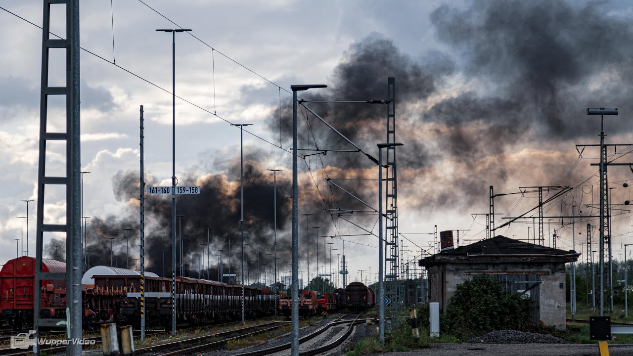 Ausgedehnter Tunnelbrand unter Rangierbahnhof Gremberg: Mehrere Karnevalswagen in Brand | 15.05.2021