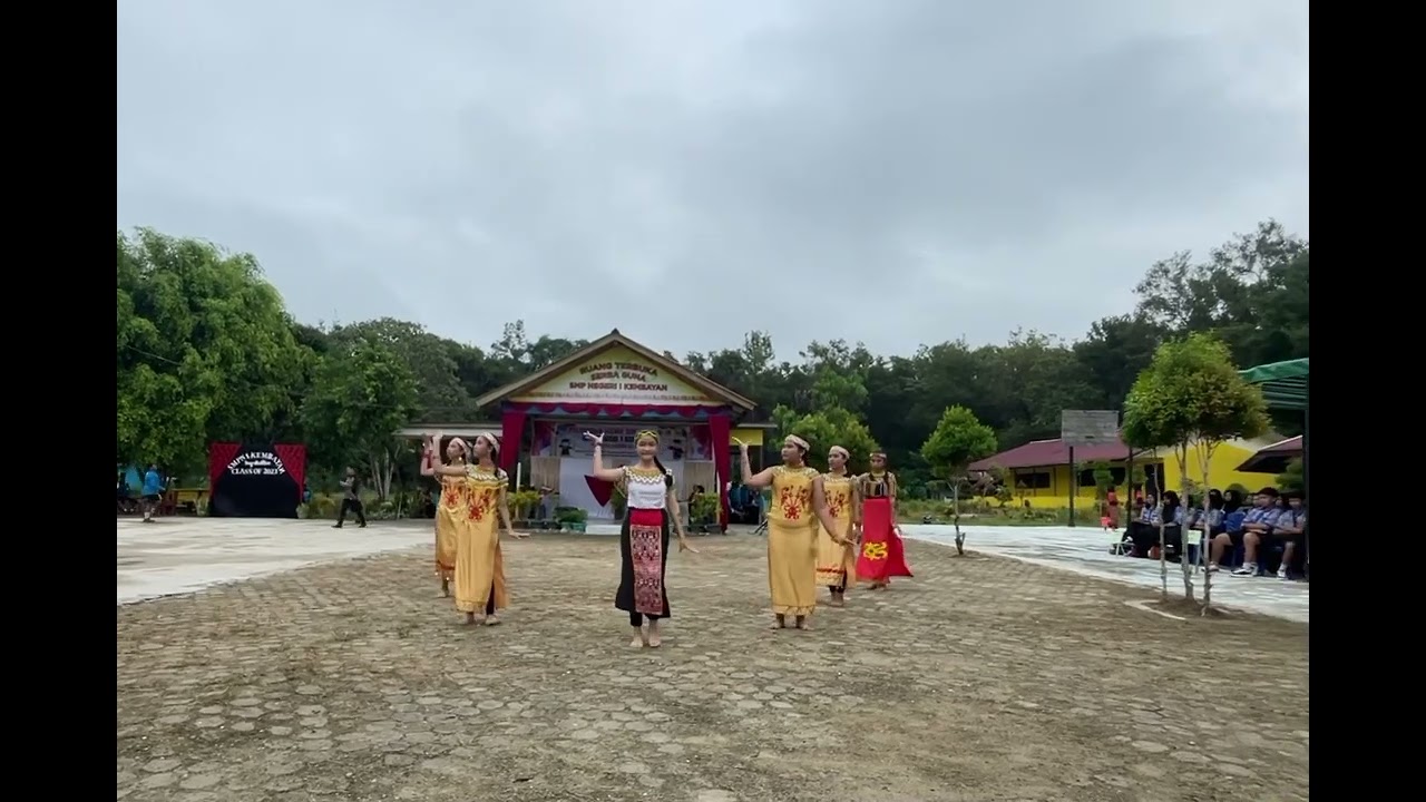 Tarian Persembahan dari Kelas 8B (Perpisahan kelas IX Tahun Pelajaran 2022/2023)