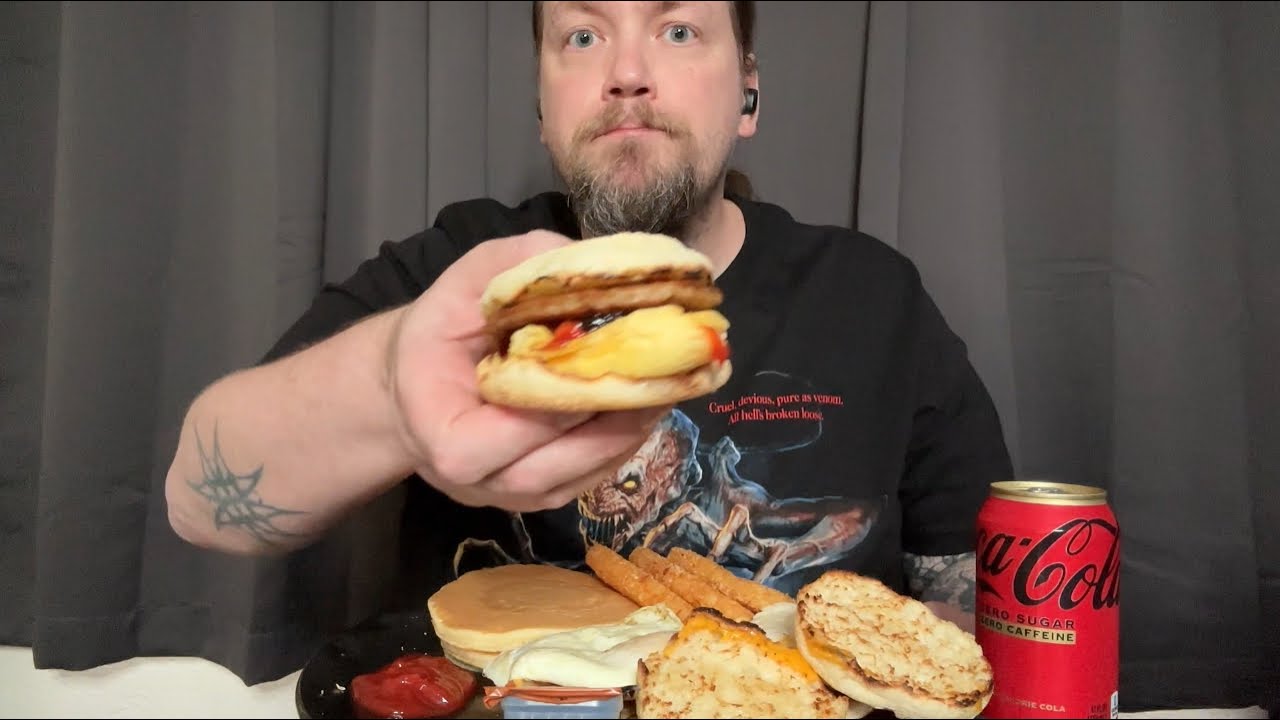ASMR Звуки еды в McDonalds Feast, MUKBANG, Шёпот, Смягченная речь