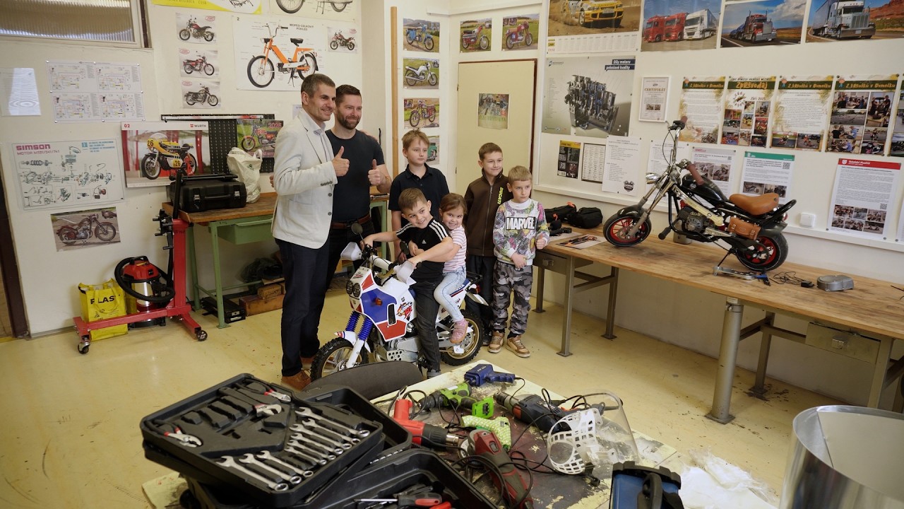 Valašské Meziříčí: Členové motokroužku postavili nový stroj - enduro Mini Africa 50