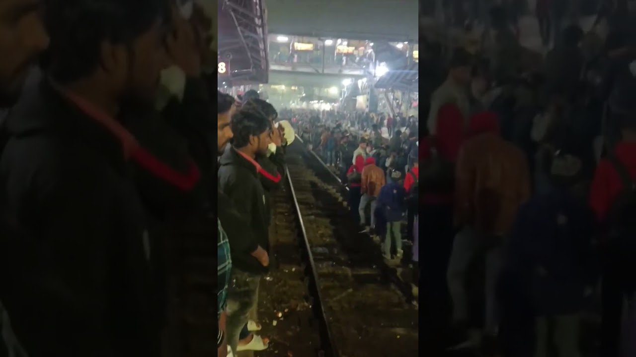 Mahakumbh railway station crowd #shortsfeed #shorts #mahakumbh2025 #news #mahadev #trending #india