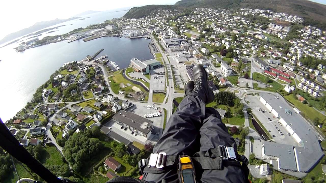 Paragliding downtown Ulsteinvik from Hestelegda (Hasundhornet) by Luis 