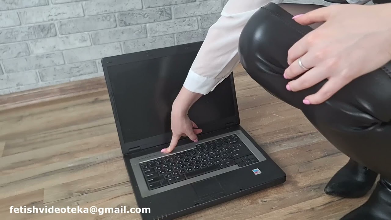 I CRUSH THE LAPTOP IN MY HIGH HEEL BOOTS CASADEI. BROKE TWO HEELS. СЛОМАЛИСЬ ВЫСОКИЕ КАБЛУКИ