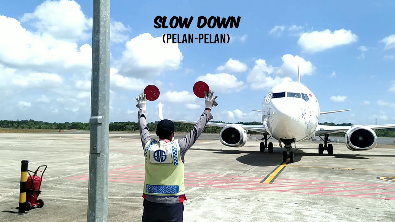 Belajar Menjadi Aircraft Marshaller Kang Parkir Pesawat