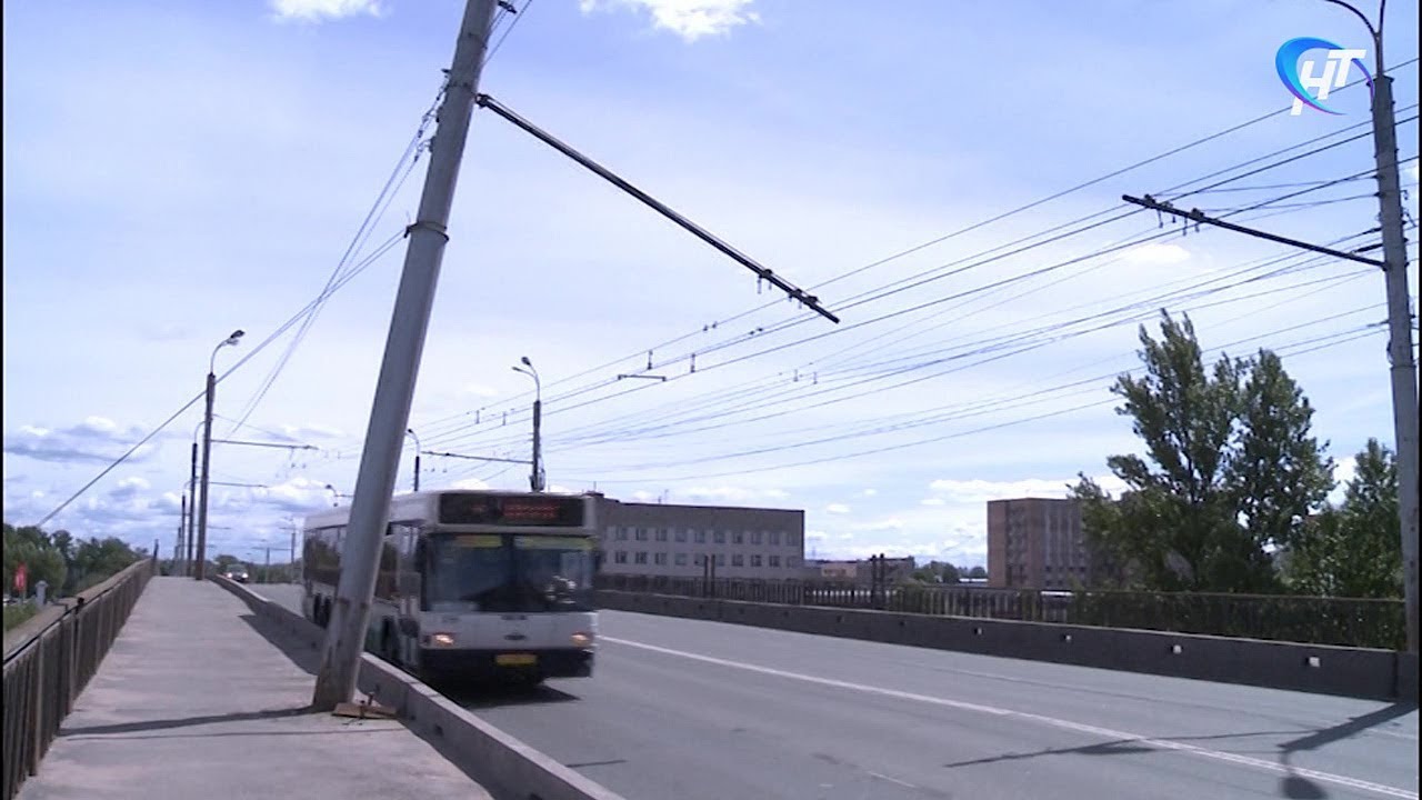 Новгородских автомобилистов беспокоит опора контактной сети троллейбусов на виадуке