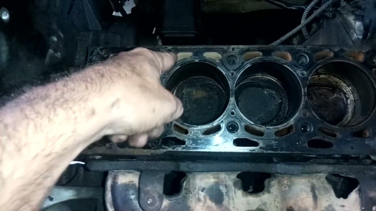 Preparação do bloco do motor para receber a junta e o cabeçote.