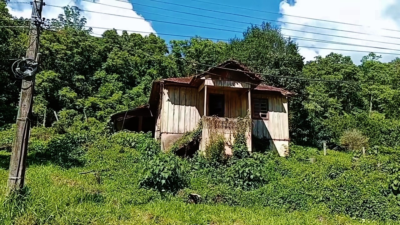 FANTASMA ASSUSTADOR ASSOMBRA ESTA CASA QUE ESTÁ ABANDONADA A MUITOS ANOS