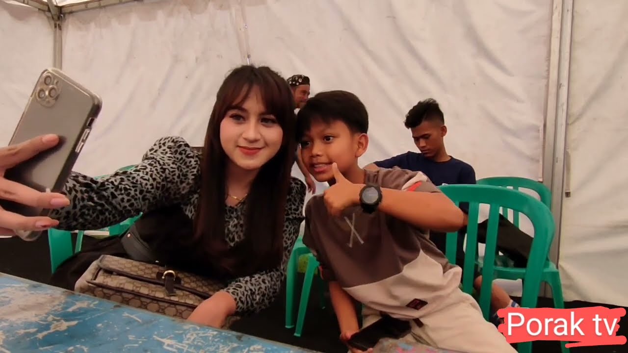 Farel prayoga & mamnun cimbrut di ruang artis menjelang Mega konser jombang