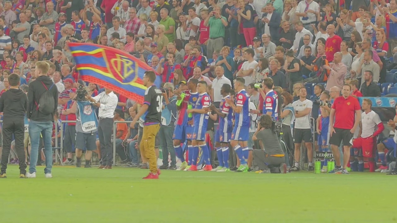 Chapeau Bärni - Basler Fans stürmen das Feld